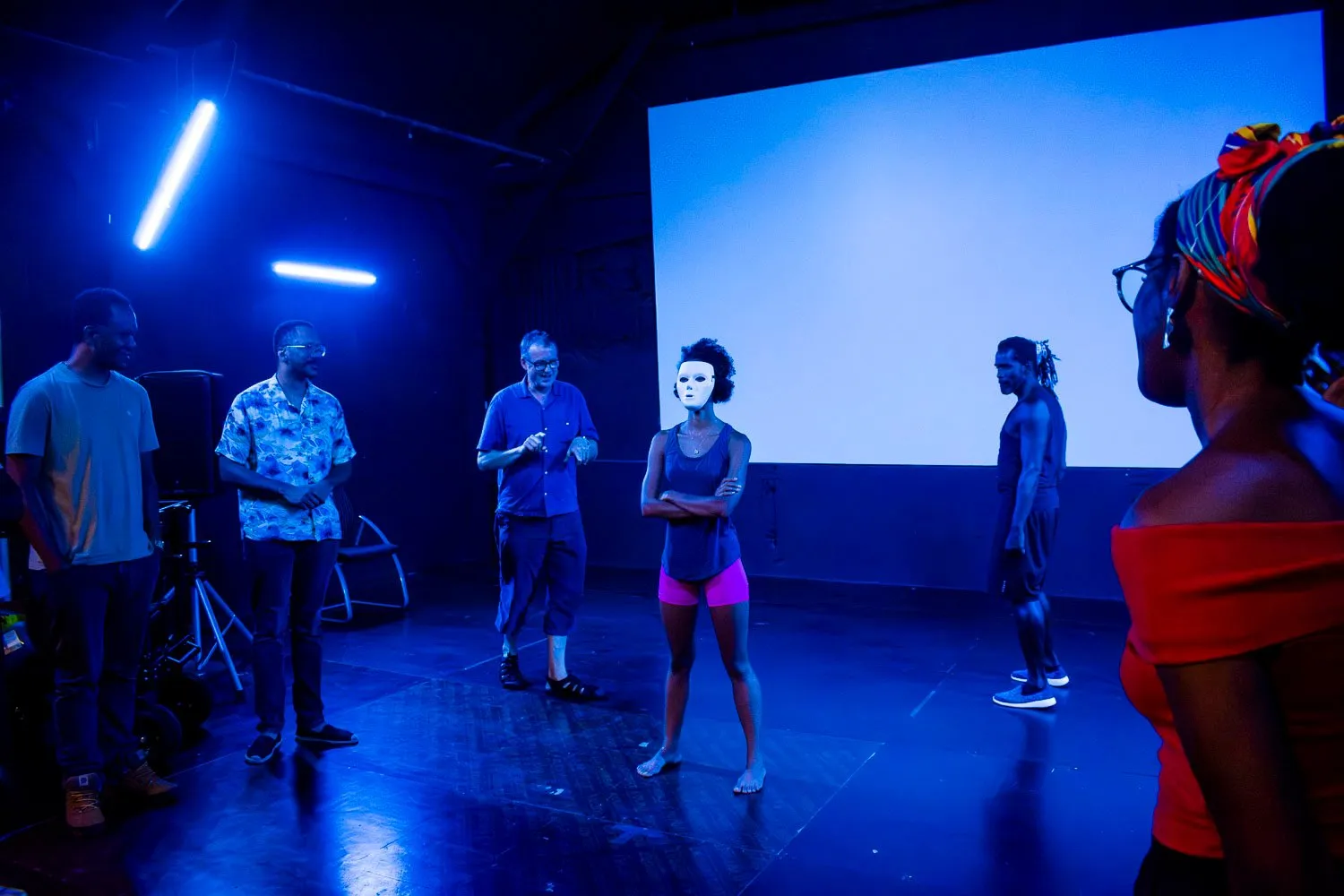 Atelier de performance capture : une performeuse masquée au centre du plateau